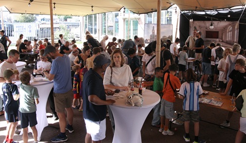 Kinderen en ouders die stickers ruilen op de FIFA 2026 Panini-ruilbeurs in Meulestede